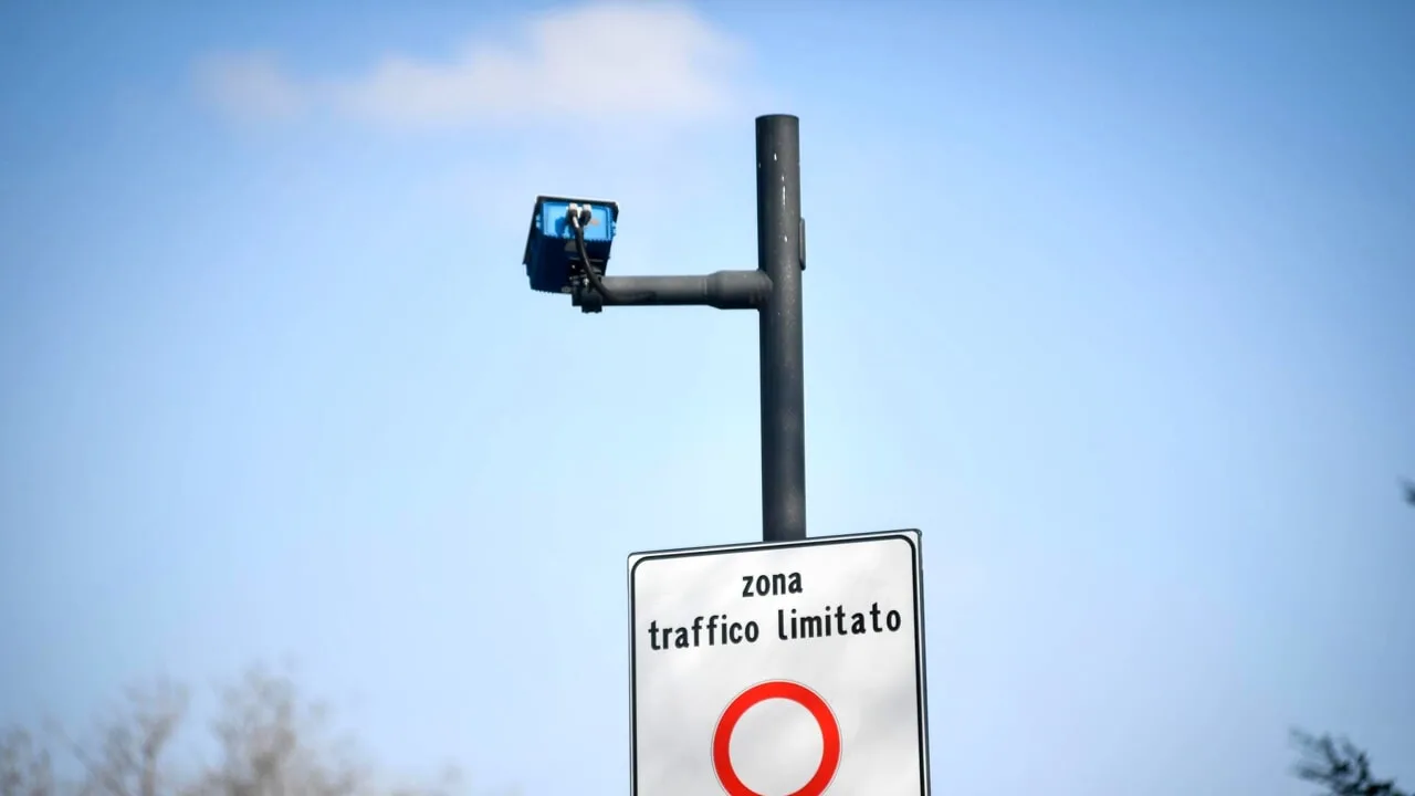 Videocamera con sotto un cartello di zona a traffico limitato