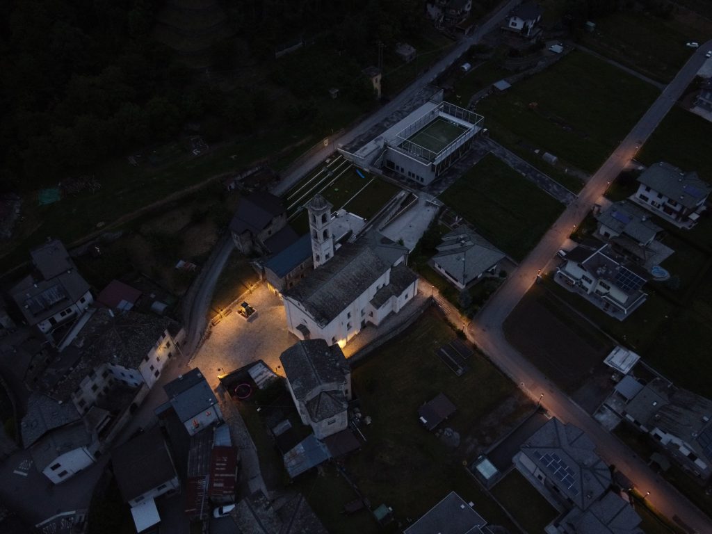 Vista dall'alto di Vervio di notte